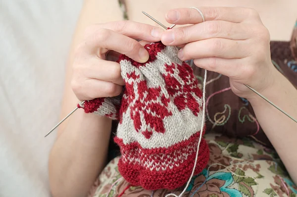 Woman hands  knitting snowflake pattern — Stock Photo, Image