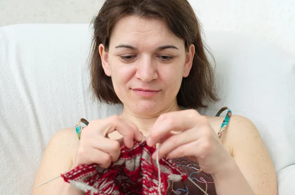 Женщина наслаждается вязанием спиц — стоковое фото