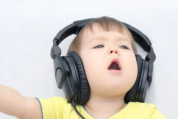 Niña con auriculares cantando canción — Foto de Stock