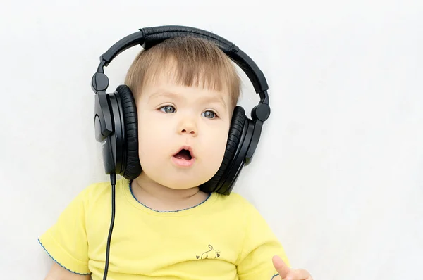 Niña cantando canción con auriculares — Foto de Stock