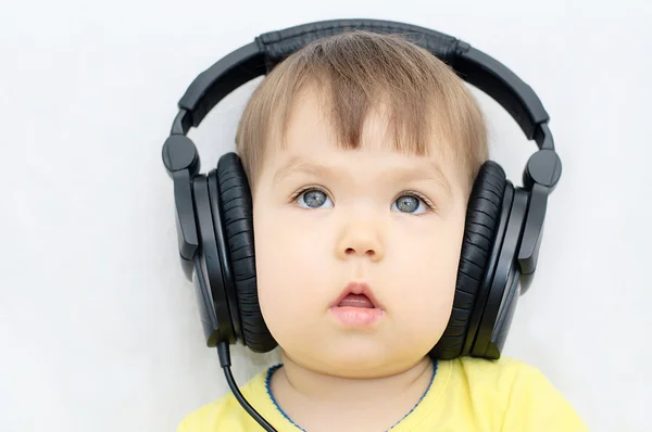 Petite fille écoutant avec casque — Photo