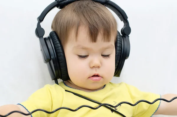 Niña con auriculares jugando — Foto de Stock