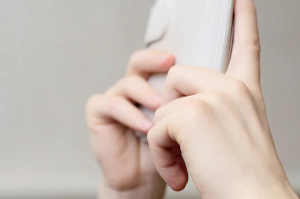 Hands of man reading tablet — Stock Photo, Image