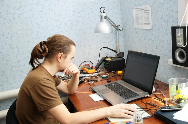 Ingeniero de hardware joven — Foto de Stock