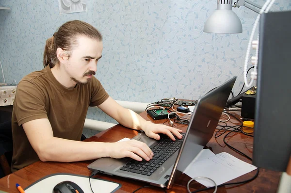 Jovem engenheiro de hardware no local de trabalho — Fotografia de Stock