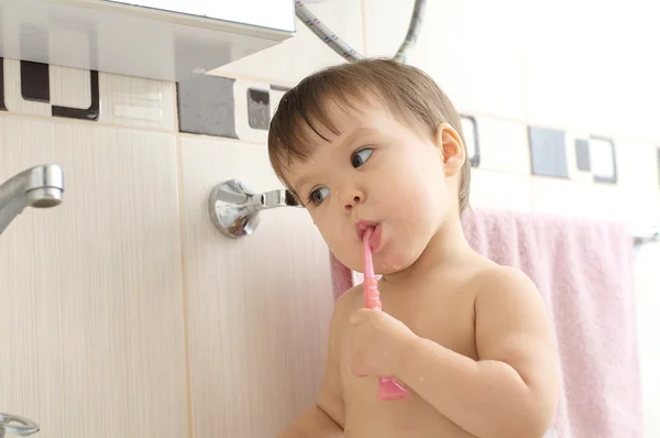 Baby kind tandenpoetsen in de badkamer — Stockfoto