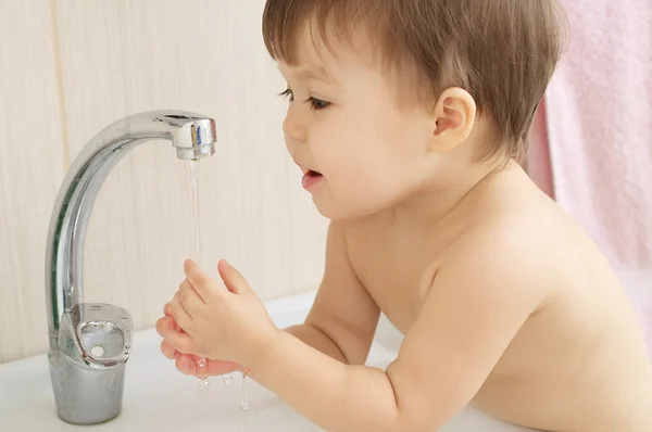 Bebé niño regocija el agua — Foto de Stock