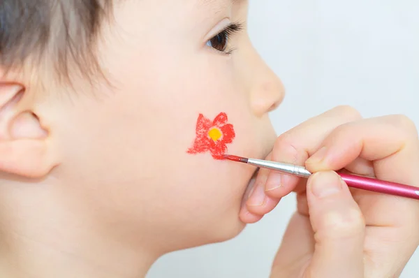 Дитяче обличчя малює квітку — стокове фото