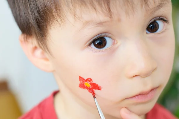 Malerei Blume auf Kindergesicht — Stockfoto