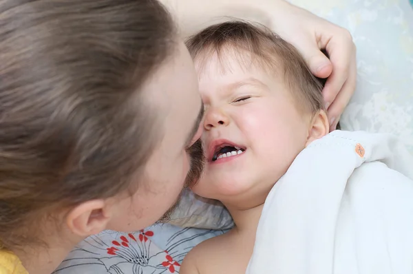 Vader tickle dochtertje baby met snor — Stockfoto