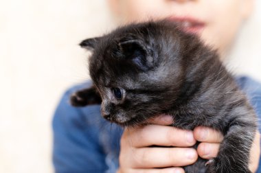 Küçük çocuk holding siyah kiti