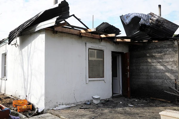 Hausfassade nach Brand abgebrannt — Stockfoto