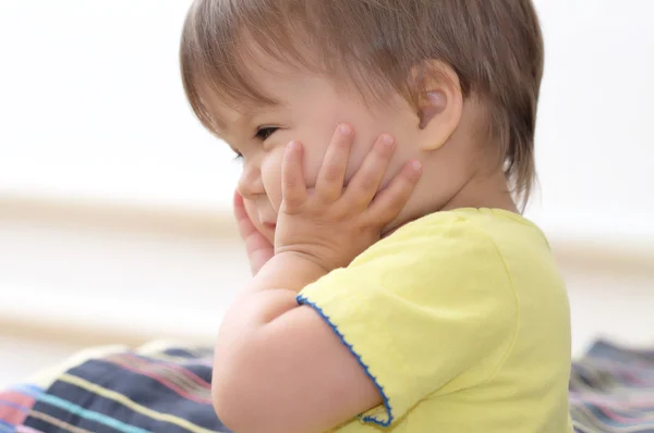 Baby Mädchen hält ihre süßen Wangen — Stockfoto