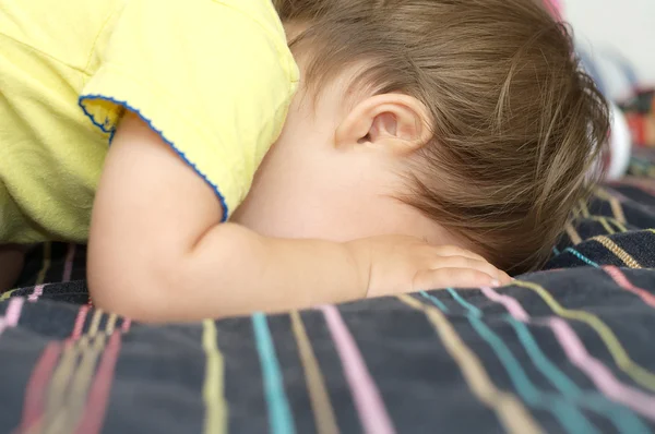 Little girl crying hiding her face — Stock Photo, Image