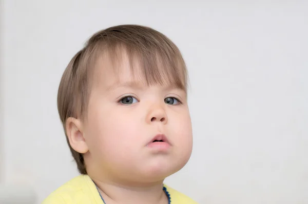 Baby meisje portret met volledige wangen — Stockfoto