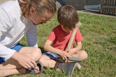Balta bıçak bileme içinde çocuk öğretim baba