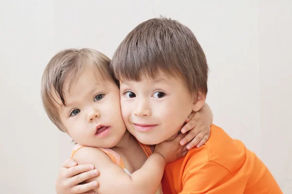 Hermano y hermana pequeña juntos retrato —  Fotos de Stock