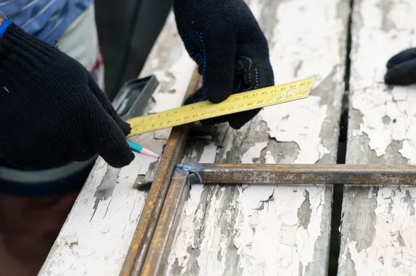 Arbeiter Hände in Schutzhandschuhen konstruieren Kunstwerke — Stockfoto