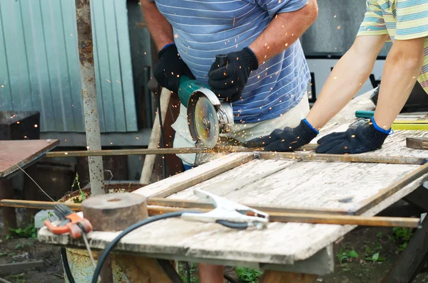 Schneiden von Metallteilen mit Winkelschleifer. Funkenflug. — Stockfoto