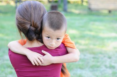 Küçük çocuk sarılma anne