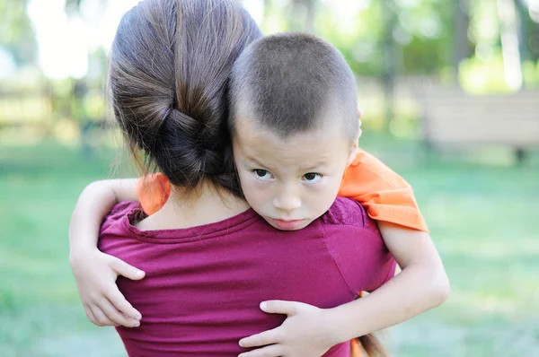 Мальчик обнимает мать — стоковое фото