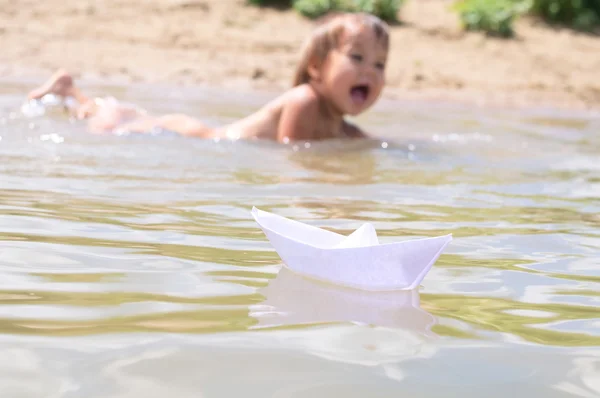 Barco de papel en el lago —  Fotos de Stock