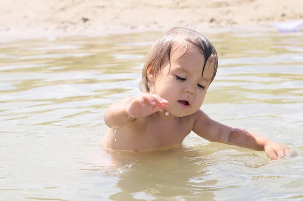 Chica divertida nadando en el lago —  Fotos de Stock
