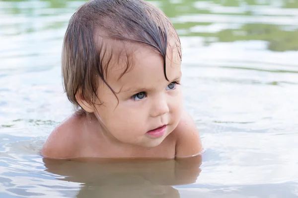 Kleine meisje portret in meerwater — Stockfoto