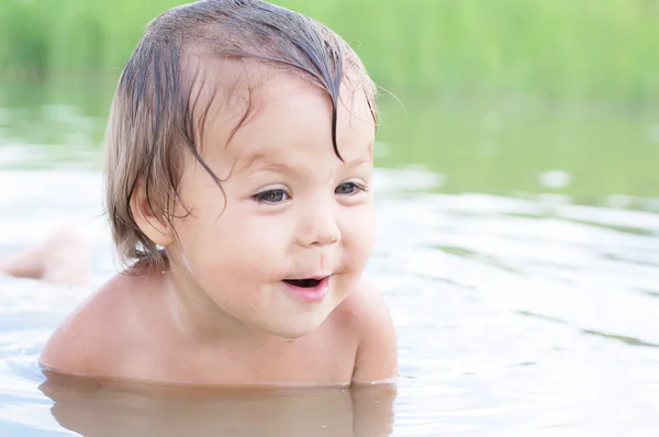 Grappige schattig meisje portret zwemmen — Stockfoto