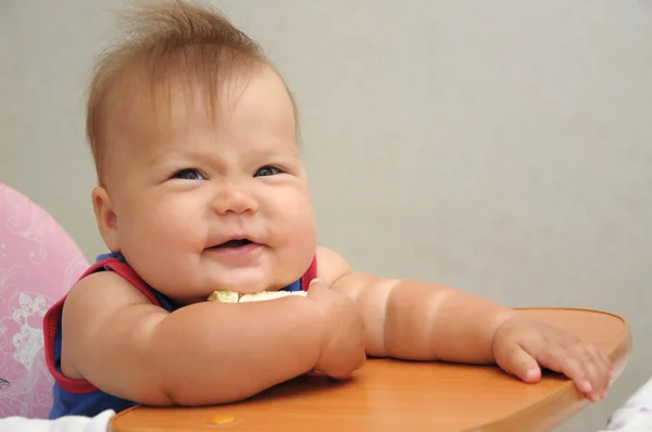 Baby leende i hinken sätet — Stockfoto