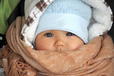 Bebek soğuk havalarda sıcak giysiler