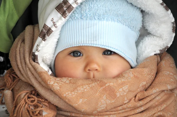 Bebê em roupas quentes no tempo frio — Fotografia de Stock