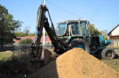 bir delik kazma kürekle traktör