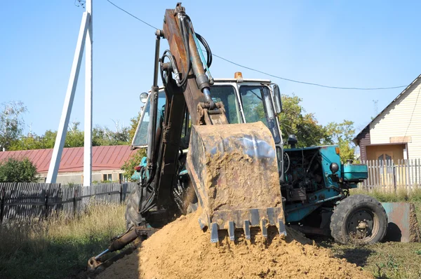 Pá do tractor, cavar um buraco — Fotografia de Stock