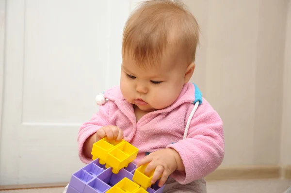 Bebé jugando con constructor de color — Foto de Stock