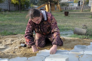 adam döşeme karo açık