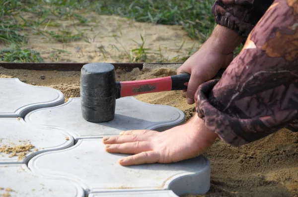 Hand des Arbeiters, der Fliesen verlegt — Stockfoto