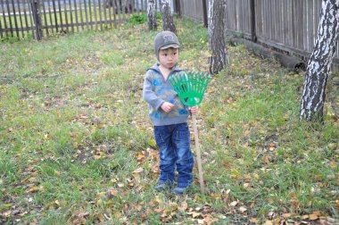 Çocuk komisyon ile bahçesinde