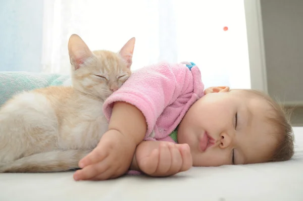 Dormir de jour bébé et chat — Photo