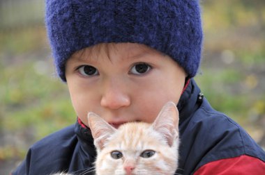 Çocuk portre sıcak kucaklama kedi elbise