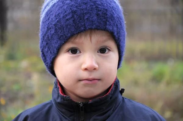 Jongen portret in warme kleren — Stockfoto