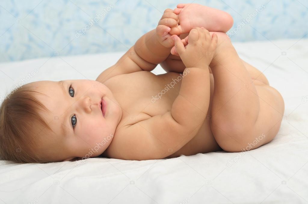 Bebe Mignon Tenant Sa Jambe Couchee Image Libre De Droit Par Aynur Sib C