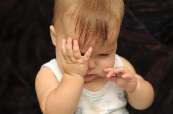 Bebek gözlerini ovuşturarak