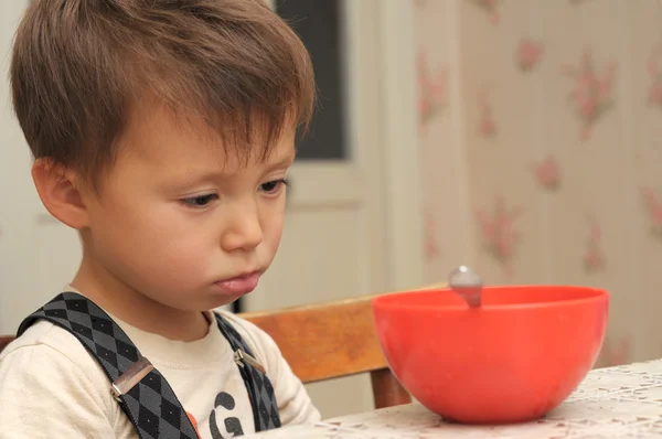 Triste ragazzo che rifiuta di mangiare — Foto Stock