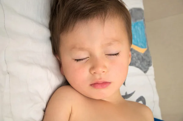 Schattige jongen slapen — Stockfoto