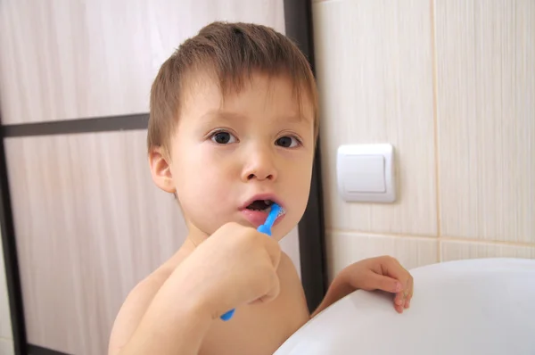 Kid borstning tänder — Stockfoto