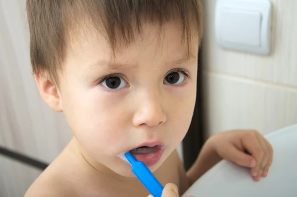 Jongen cleaing zijn tanden — Stockfoto