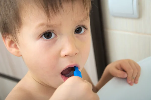 Βουρτσίζετε τα δόντια μικρού αγοριού — Φωτογραφία Αρχείου
