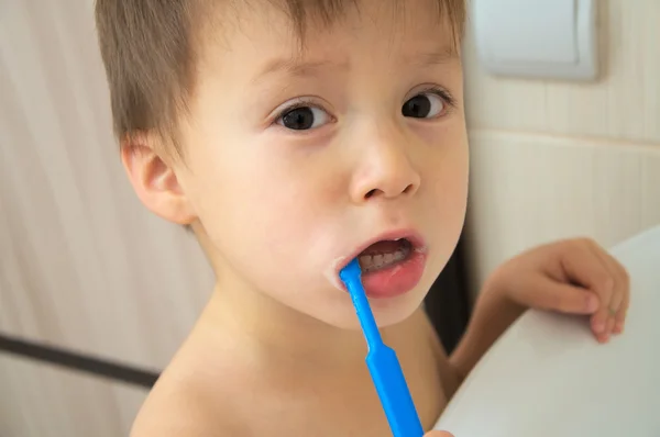 Καθαρισμός δοντιών αγόρι — Φωτογραφία Αρχείου
