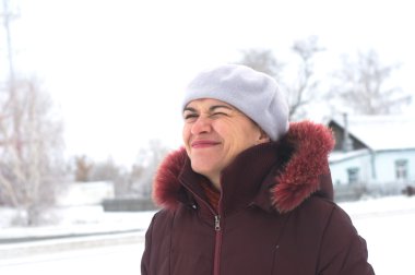 Kadın onun 40 yılında kış göz kırpıyor içinde s